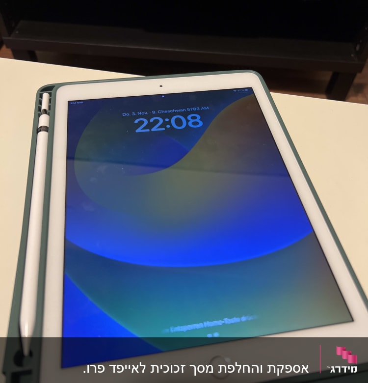 טאבלט עם עט סטיילוס על שולחן